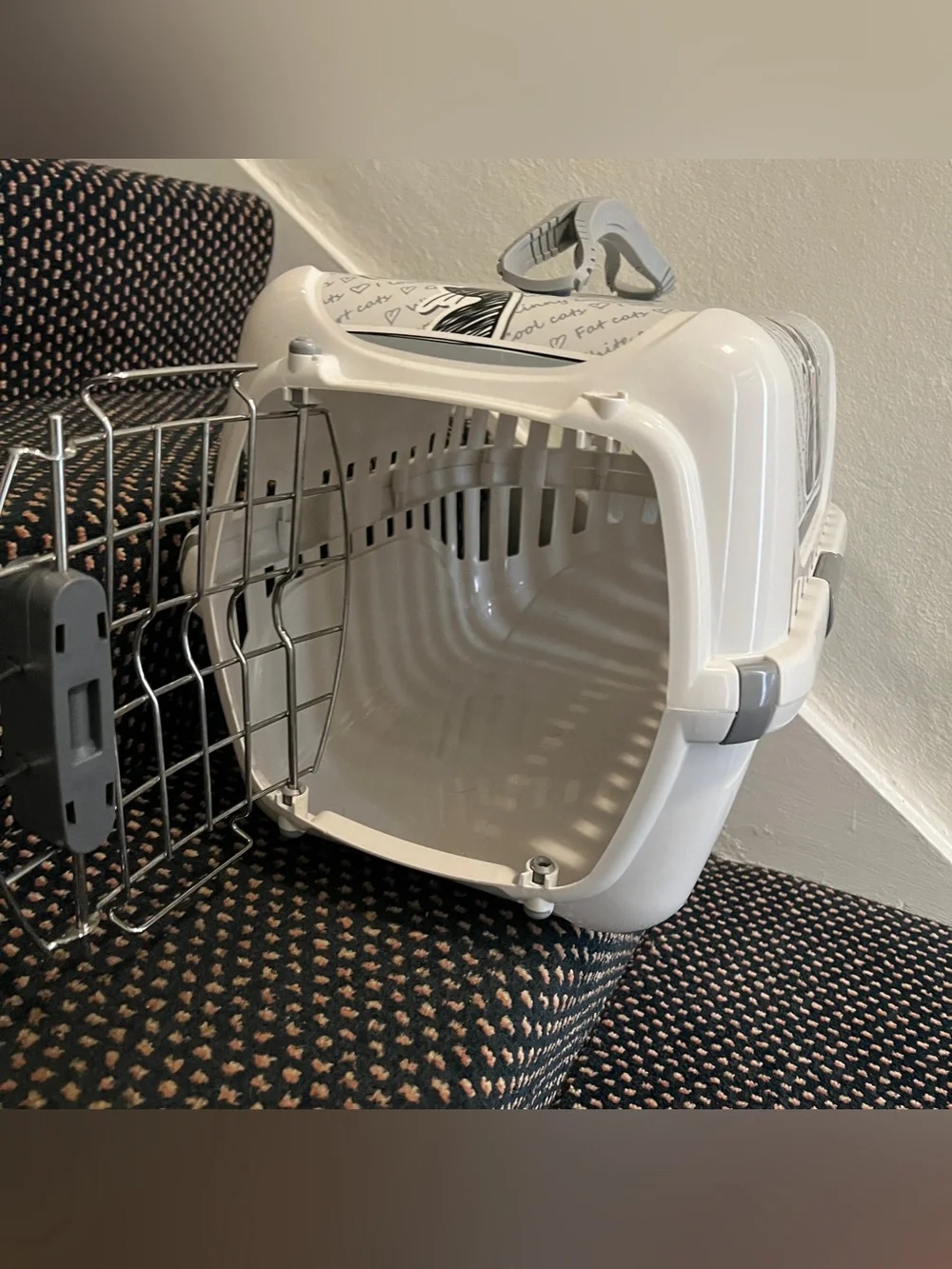 Never used! Small Pet Cat Dog Carrier 20x12x12 Moderna “Cats in Love” Runner NWT